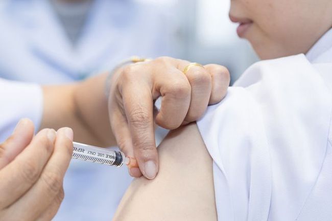Противогриппозная вакцинация не входит в число обязательных прививок, но тем не менее делается бесплатно для всех категорий населения