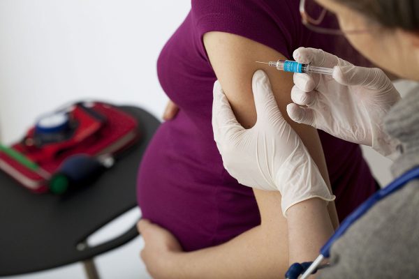Беременным женщинам следует делать вакцинаю в более безопасный период для ребенка, после 13 недель