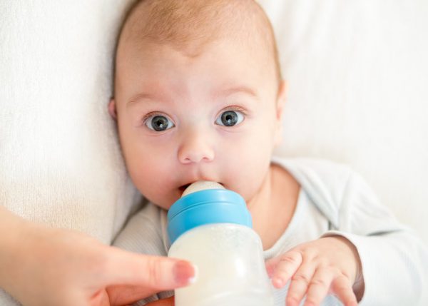 Инфицированной маме нельзя кормить малиша грудью, так как вирус может передаться с молоком