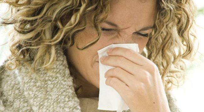 Первые симптомы ОРЗ и ОРВИ схожи и их невозможно не заметить – это першение в горле, насморк и чихание