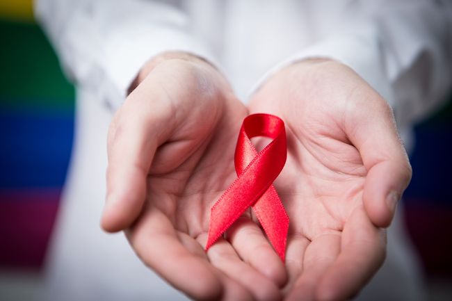 Говоря о том, чем отличается ВИЧ от СПИД, нужно сразу подчеркнуть, что это две разные болезни