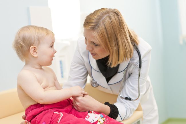 Лечение ребенку от микоза кожи может назначать только специалист.