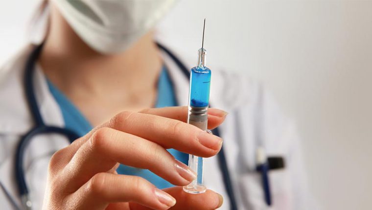 Перед вакцинацией обязательно сообщите врачу о своих патологиях, если таковые имеются 
