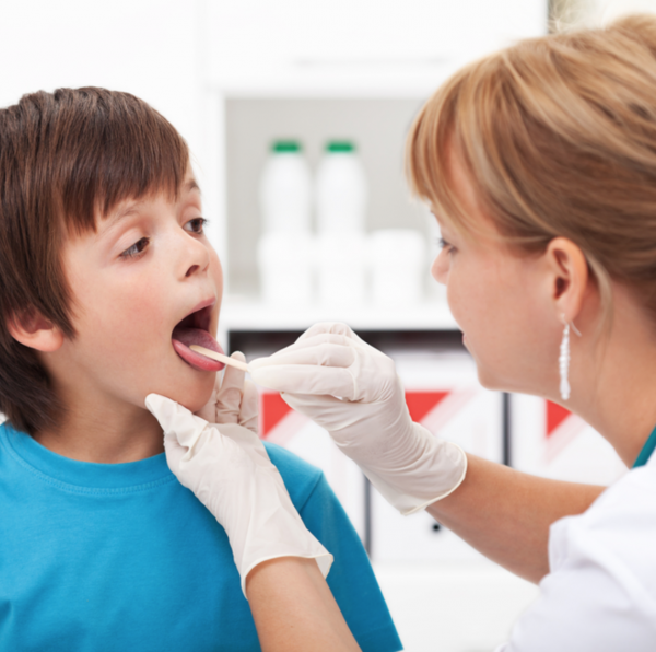 Опытный врач сможет установить правильный диагноз только посмотрев на горло больного ребенка