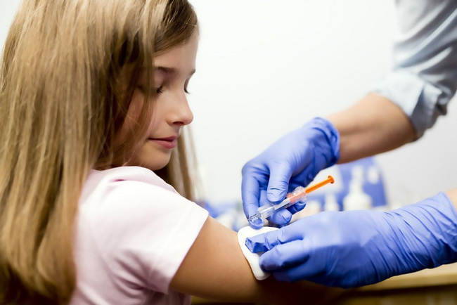 После вакцинации, иммунитет вырабатывается примерно у девяноста процентов людей, и сохраняется на протяжении года