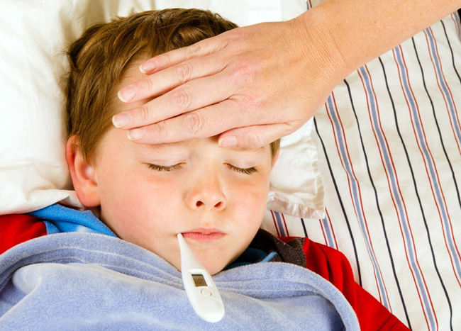 Энтеровирусная инфекция у детей проявляется в виде сильного повышения температуры, плохого аппетита, головной боли, слабости и озноба