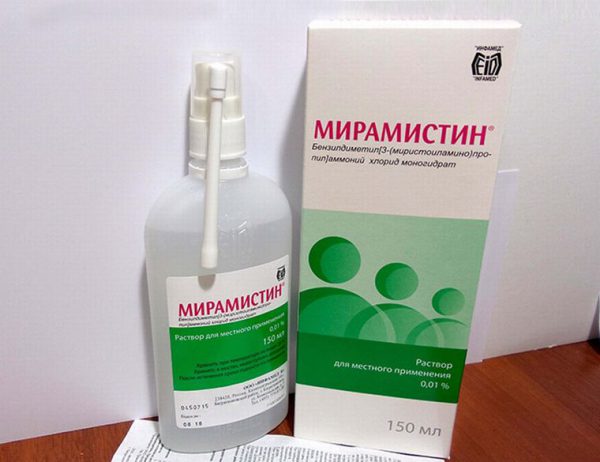 Для устранения боли в горле, воспользуйтесь препаратом Мирамистин. Его удобно использовать, поскольку он выпускается в форме спрея