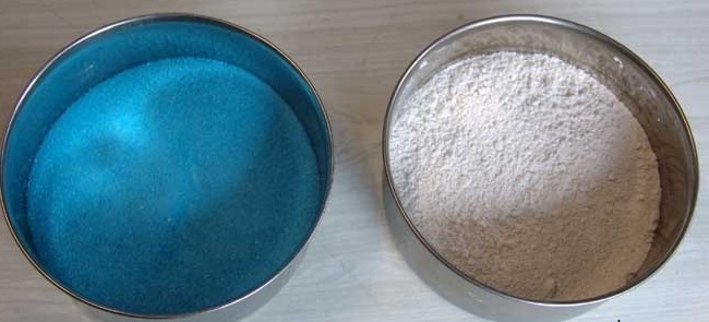 Бордосская смесь представляет собой жидкость нежно-голубого цвета, в состав которой входят медный купорос,