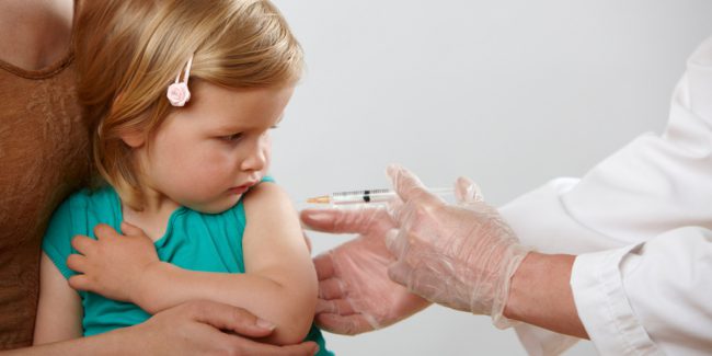 Вакцинация предохраняет детский организм от заболевания и смягчает течение болезни