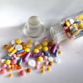 Жарознижуючі засоби для дорослих: список кращих аптечних препаратів і народних методів